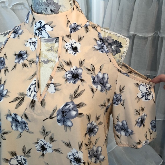 Cold shoulder floral top - Picture 2 of 4